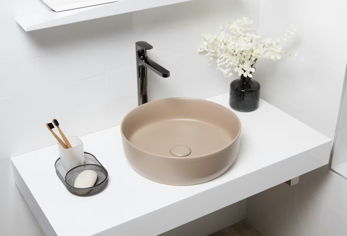 Mat smeđi keramički umivaonik na ploču SAT Infinitio 39x39 cm bez preljeva