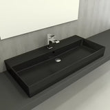 Crno-matni keramički viseći umivaonik SAT Infinitio s preljevom i središnjim otvorom pro za slavinu.