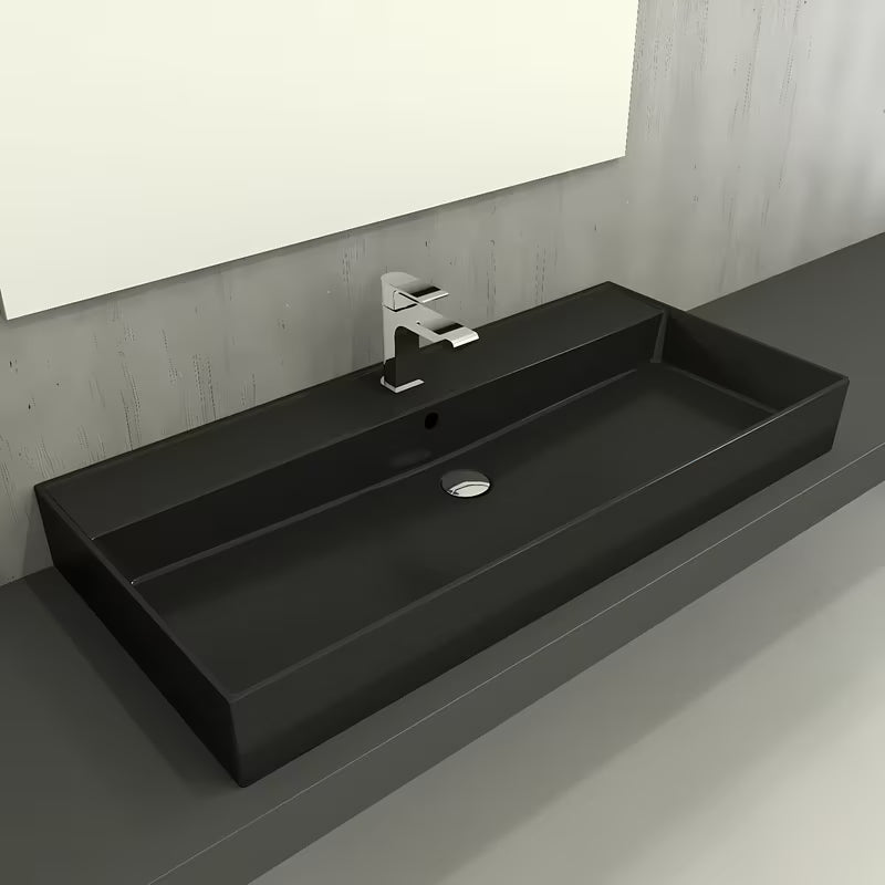 Crno-matni keramički viseći umivaonik SAT Infinitio s preljevom i središnjim otvorom pro za slavinu.