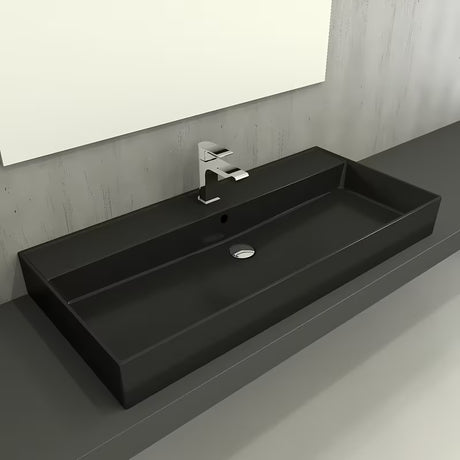 Crno-matni keramički viseći umivaonik SAT Infinitio s preljevom i središnjim otvorom pro za slavinu.