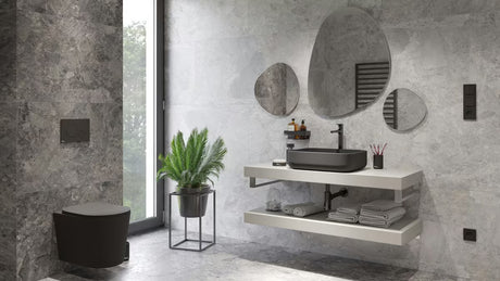 Viseća WC Školjka SAT Infinitio u crnoj mat izvedbi s wc daskom soft Close i skrivenim pričvršćenjem