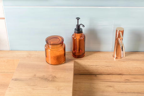 Samostojeći  smeđi dozator sapuna SAT Magic jednostavnog elegantnog dizajna.