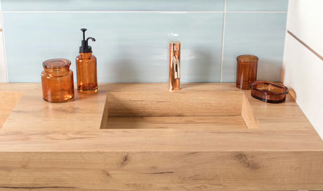 Smeđa čaša SAT Magic kao samostojeći  kupaonski dodatak jednostavnog elegantnog dizajna.