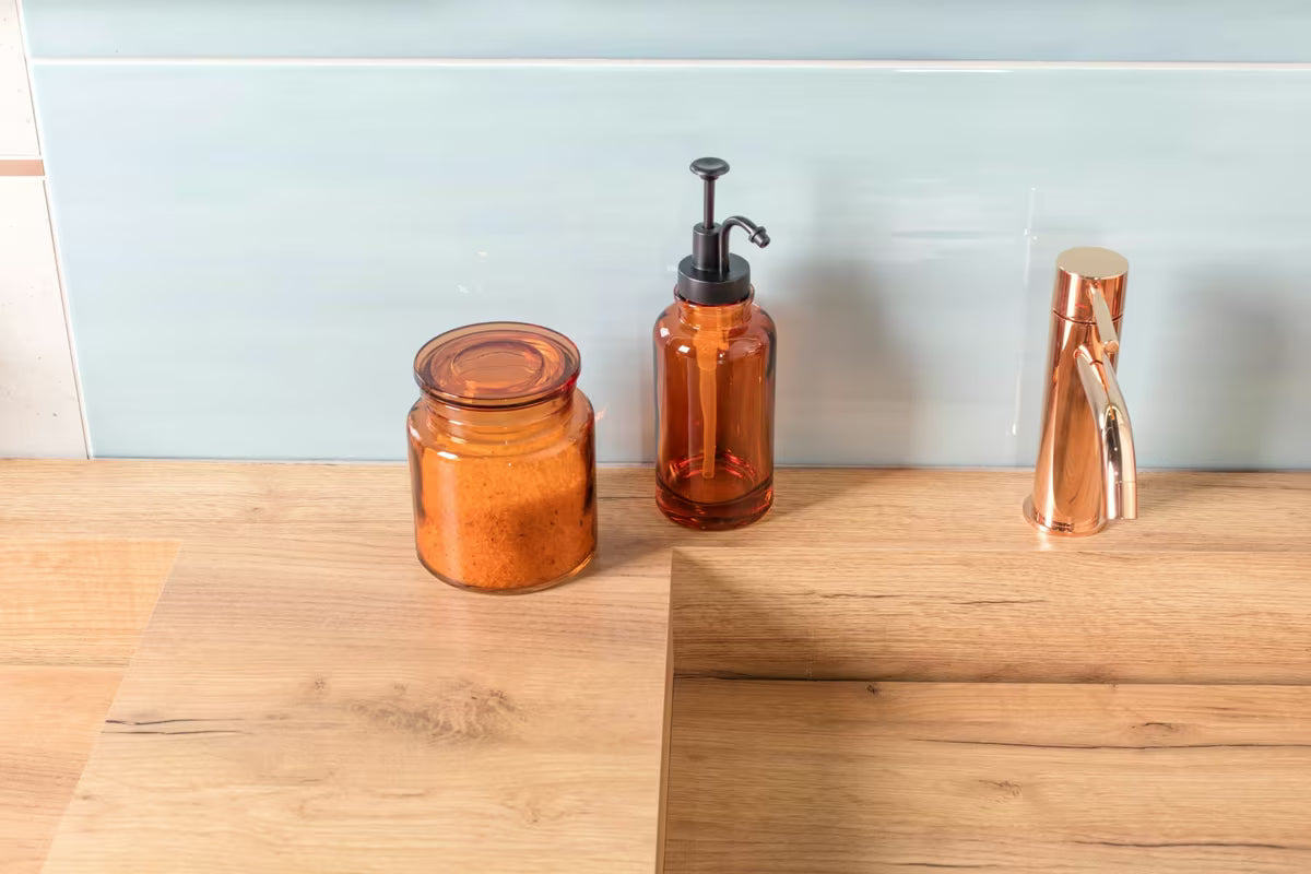 Smeđa čaša SAT Magic kao samostojeći  kupaonski dodatak jednostavnog elegantnog dizajna.