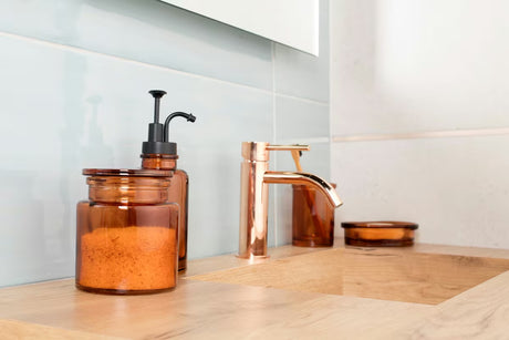 Smeđa čaša SAT Magic kao samostojeći  kupaonski dodatak jednostavnog elegantnog dizajna.