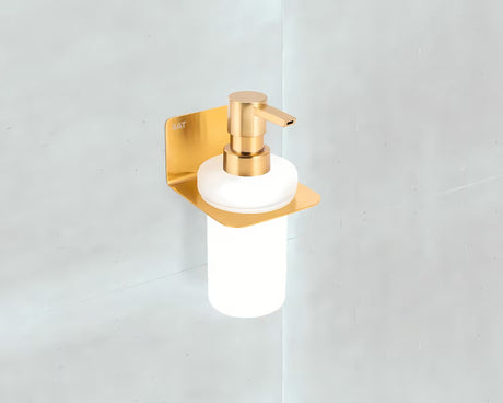 Zidni dozator sapuna SAT Mood u obradi brušeno zlato s mat staklom i četvrtastim dizajnom.