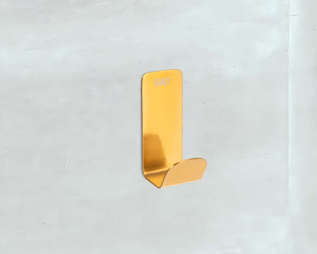 Kupaonski kukica SAT Mood od nehrđajućeg čelika u obradi brušeno zlato, montaža lijepljenjem bez bušenja.