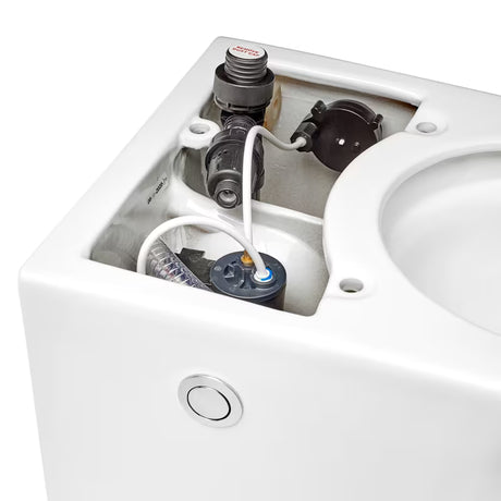 Stojeća WC Školjka SAT optimflush u bijeloj boji s integriranim vodokotlićem i bočnom pneumatskom tipkom za ispiranje.