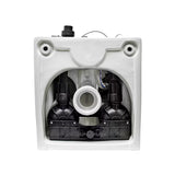 Stojeća WC Školjka SAT optimflush u bijeloj boji s integriranim vodokotlićem i bočnim pneumatskim tipkalom za ispiranje.