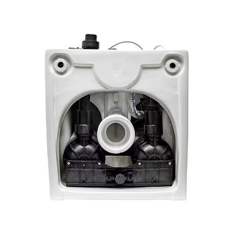 Stojeća WC Školjka SAT optimflush u bijeloj boji s integriranim vodokotlićem i bočnim pneumatskim tipkalom za ispiranje.