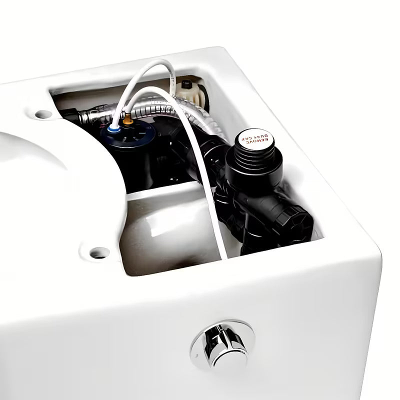 Stojeća WC Školjka SAT optimflush u bijeloj boji s vodokotlićem i zidnom tipkom za ispiranje.