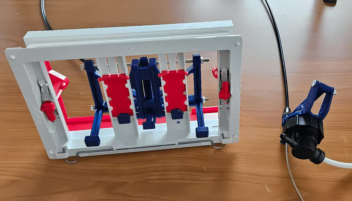 Stojeća WC Školjka SAT optimflush u bijeloj boji s vodokotlićem i zidnom tipkom za ispiranje.