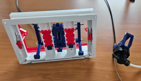 Stojeća WC Školjka SAT optimflush u bijeloj boji s vodokotlićem i zidnom tipkom za ispiranje.