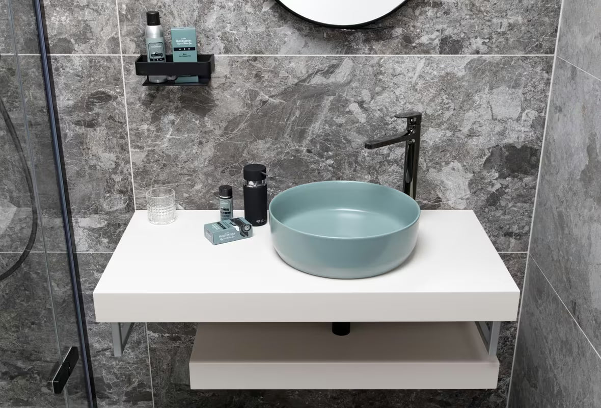 Zidna kupaonska polica SAT od masivnog mesinga u crnoj mat boji