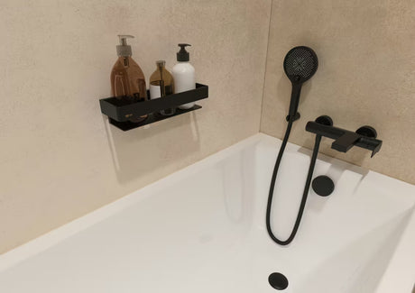 Masivna mesingana zidna polica SAT u mat crnoj izvedbi za tuševi i kupaonicu.