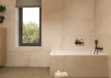 Masivna mesingana zidna polica SAT u mat crnoj izvedbi za tuševi i kupaonicu.