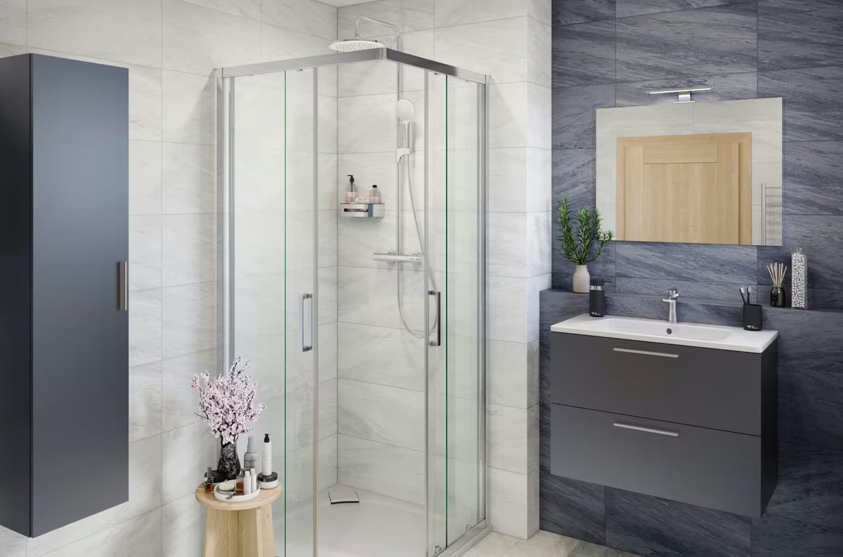 Inox tuš polica SAT Chrome u krom izvedbi s uklonjivim crnim plastičnim umetkom.