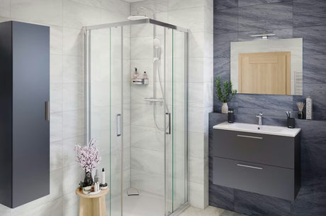 Inox tuš polica SAT Chrome u krom izvedbi s uklonjivim crnim plastičnim umetkom.