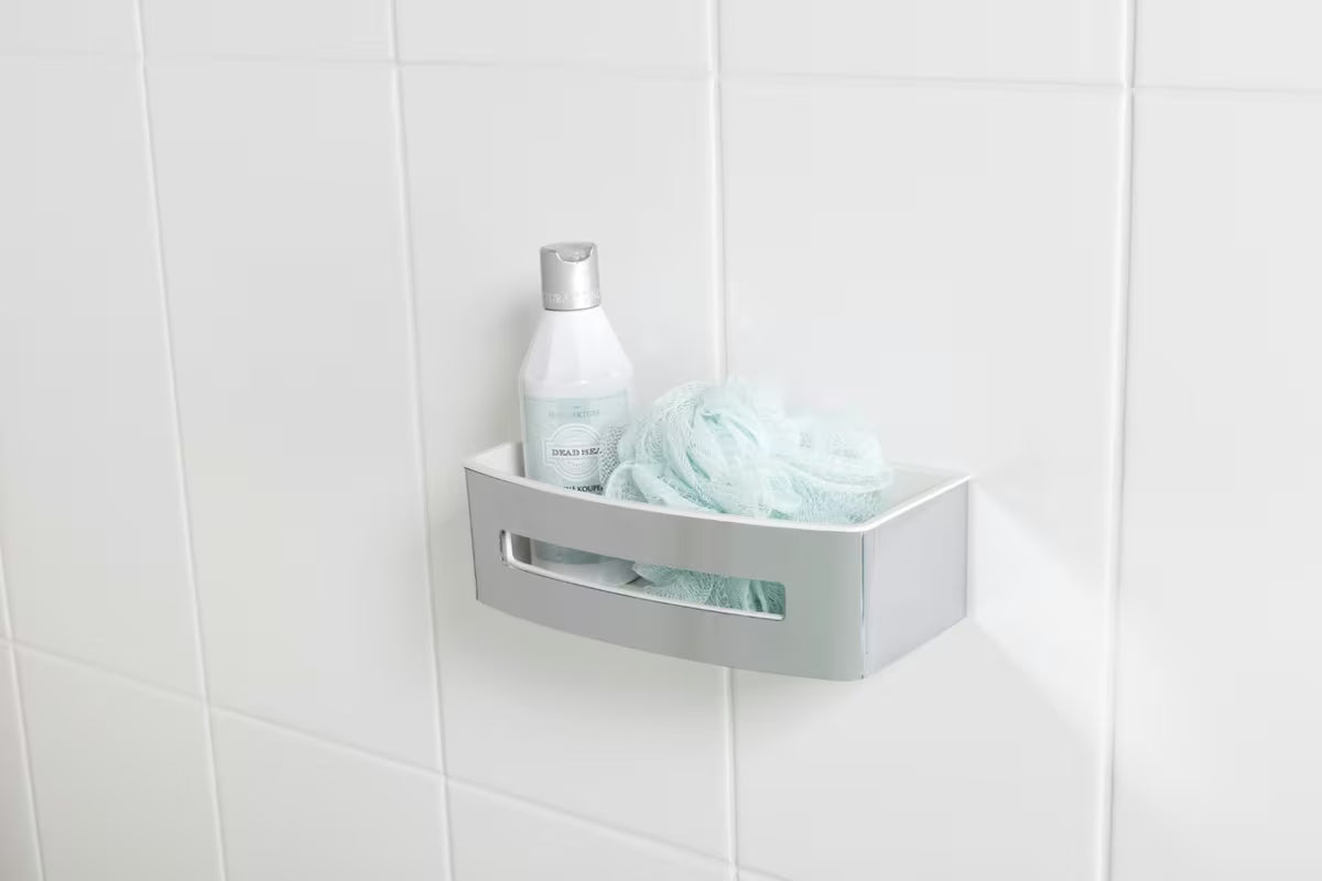 Inox tuš polica SAT Chrome u krom izvedbi s uklonjivim crnim plastičnim umetkom.