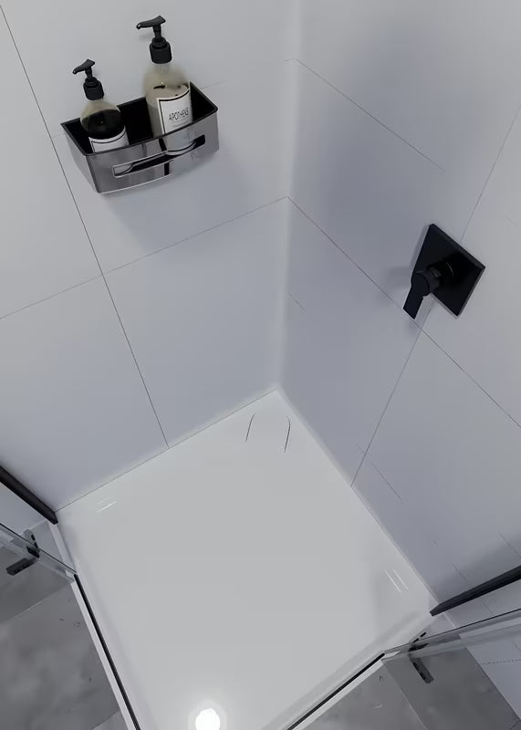 Inox tuš polica SAT Chrome u krom izvedbi s uklonjivim crnim plastičnim umetkom.