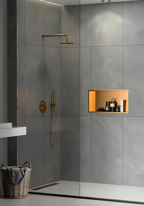 Ružičasto-zlatna ugradbena polica SAT Aurum od nehrđajućeg čelika 304 s okvirom oko niše.