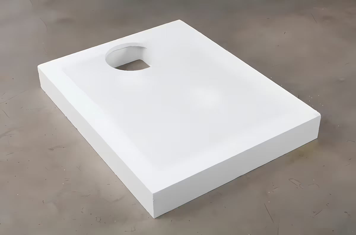 Bijeli polistirenski nosač SAT pro za tuš kadu od izdržljivog HDPS materijala.