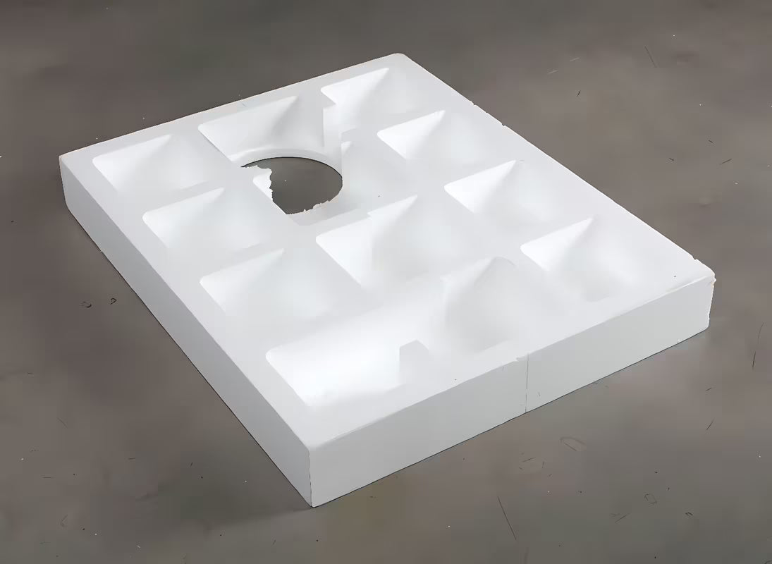 Bijeli polistirenski nosač SAT pro za tuš kadu od izdržljivog HDPS materijala.