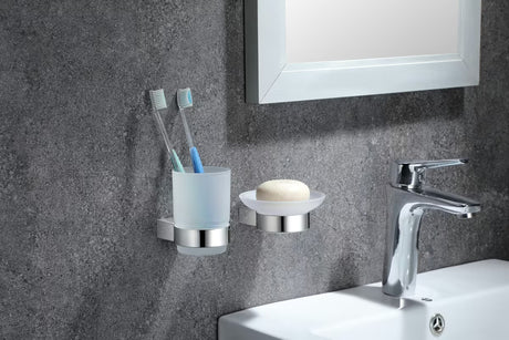 Samostojeći  držač čaša SAT Project u kromiranoj izvedbi s čašom od satiniranog stakla.