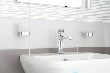 Samostojeći  držač čaša SAT Project u kromiranoj izvedbi s čašom od satiniranog stakla.