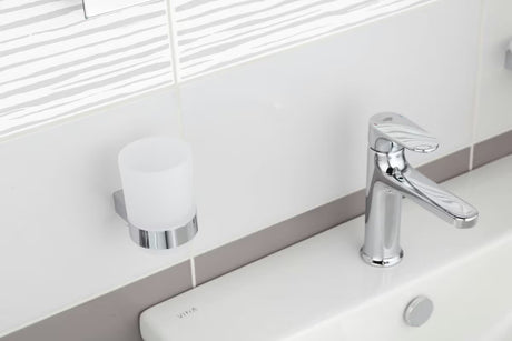 Samostojeći  držač čaša SAT Project u kromiranoj izvedbi s čašom od satiniranog stakla.