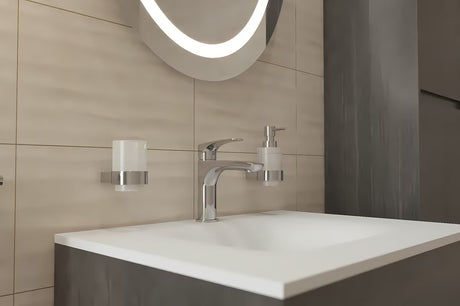 Samostojeći  držač čaša SAT Project u kromiranoj izvedbi s čašom od satiniranog stakla.