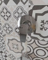 Podžbukna jednoručna baterija miješalica za tuš SAT Project u sjajnoj krom izvedbi.