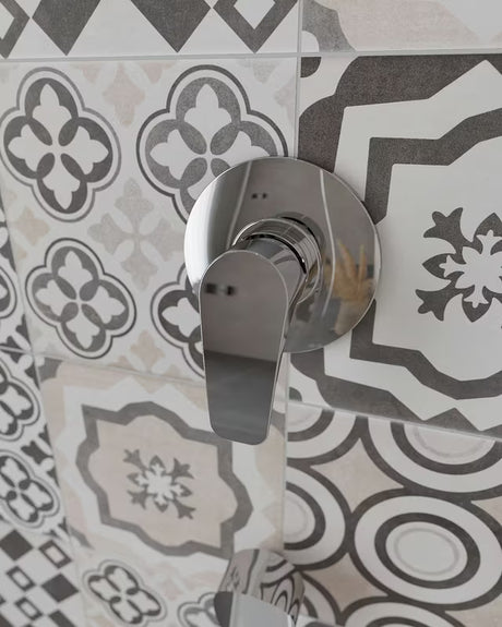 Podžbukna jednoručna baterija miješalica za tuš SAT Project u sjajnoj krom izvedbi.