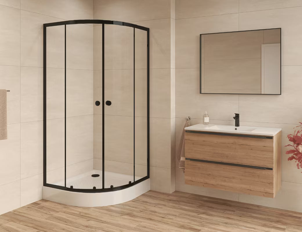 Polukružna tuš kabina SAT Project 90x90 cm s kliznim vratima, prozirnim staklom i crnim profilima.