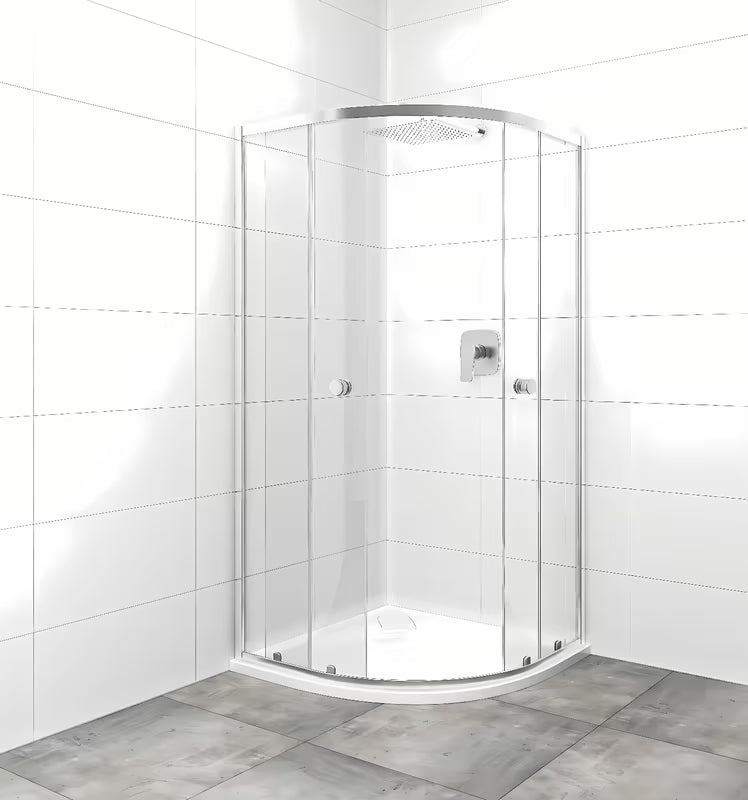Polukružna tuš kabina SAT Project 80x80 cm s kliznim vratima, prozirnim staklom i profilima u sjajnom kromu.