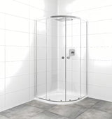 Polukružna tuš kabina SAT Project 80x80 cm s kliznim vratima, prozirnim staklom i profilima u sjajnom kromu.
