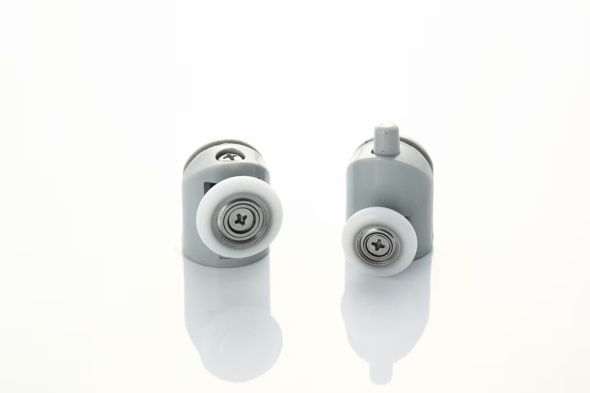 Polukružna tuš kabina SAT Project 80x80 cm s kliznim vratima, prozirnim staklom i profilima u sjajnom kromu.