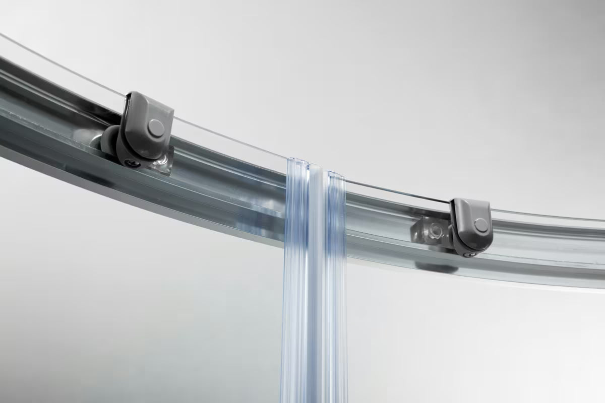 Polukružna tuš kabina SAT Project 90x90 cm s kliznim vratima i prozirnim staklom u sjajnom kromu.