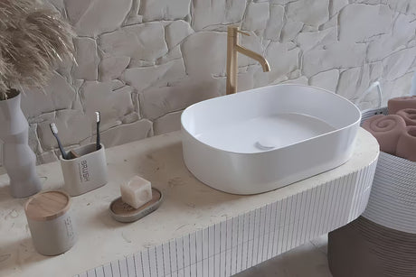 Bijeli ovalni keramički umivaonik na ploču SAT Project 50 x 33 cm