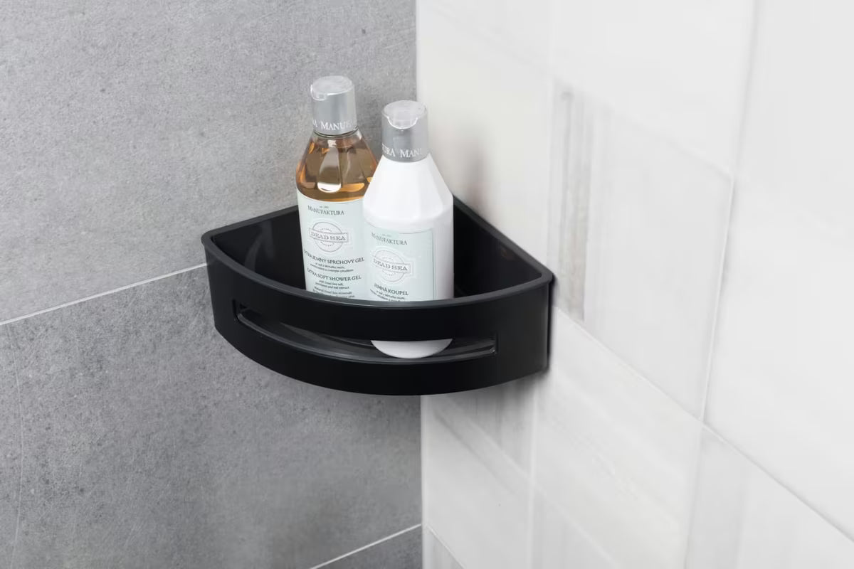 Kutna nehrđajuća polica za tuševi SAT u mat crnoj izvedbi s uklonjivim plastičnim umetkom.