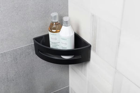 Kutna nehrđajuća polica za tuševi SAT u mat crnoj izvedbi s uklonjivim plastičnim umetkom.