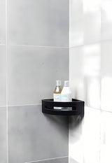 Kutna nehrđajuća polica za tuševi SAT u mat crnoj izvedbi s uklonjivim plastičnim umetkom.