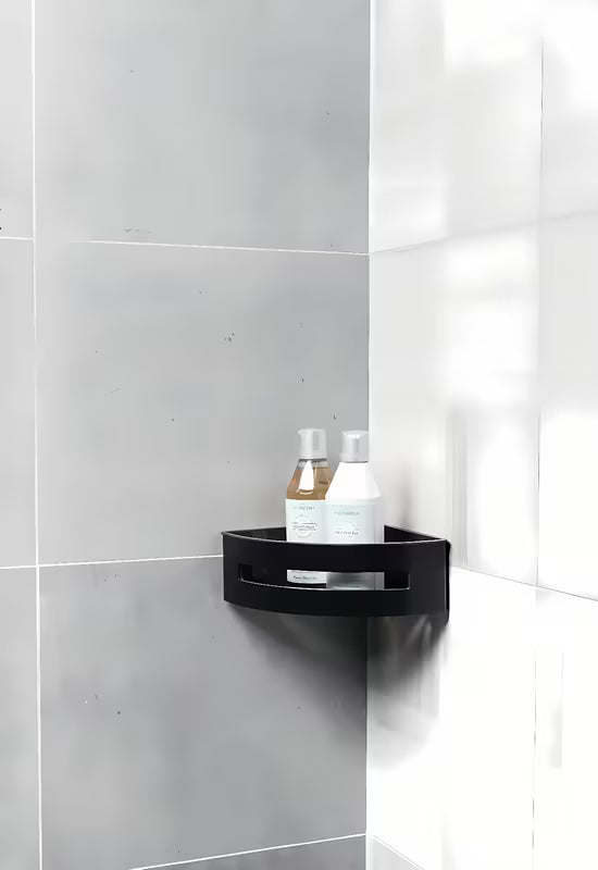 Kutna nehrđajuća polica za tuševi SAT u mat crnoj izvedbi s uklonjivim plastičnim umetkom.