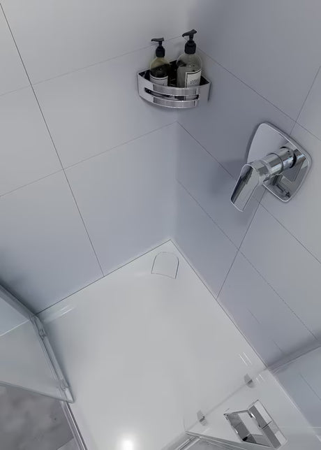 Kutna tuš polica SAT Chrome u krom izvedbi s bijelim plastičnim umetkom od nehrđajućeg čelika