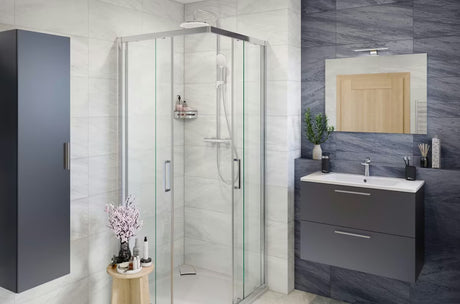 Kutna tuš polica SAT Chrome od nehrđajućeg čelika u krom izvedbi s crnim plastičnim umetkom.