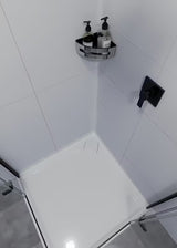 Kutna tuš polica SAT Chrome od nehrđajućeg čelika u krom izvedbi s crnim plastičnim umetkom.