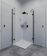 Kutna tuš polica SAT Chrome od nehrđajućeg čelika u krom izvedbi s crnim plastičnim umetkom.