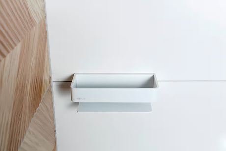 Tuš polica SAT od nehrđajućeg čelika u krom izvedbi s bijelim umetkom pro jednostavno održavanje.