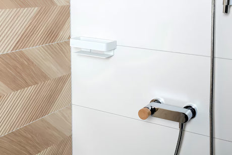 Tuš polica SAT od nehrđajućeg čelika u krom izvedbi s bijelim umetkom pro jednostavno održavanje.