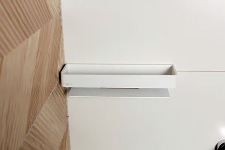 Zidna tuš polica SAT od nehrđajućeg čelika u krom izvedbi s bijelim umetkom.